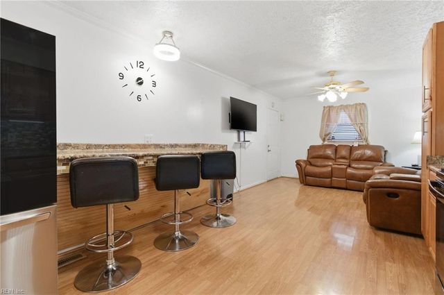 221 Hahn PL, Newport News, VA 23602