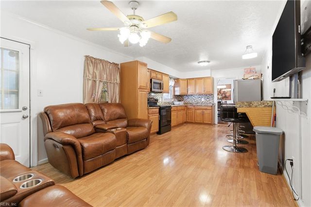 221 Hahn PL, Newport News, VA 23602