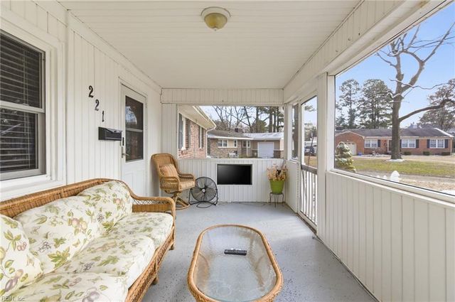 221 Hahn PL, Newport News, VA 23602