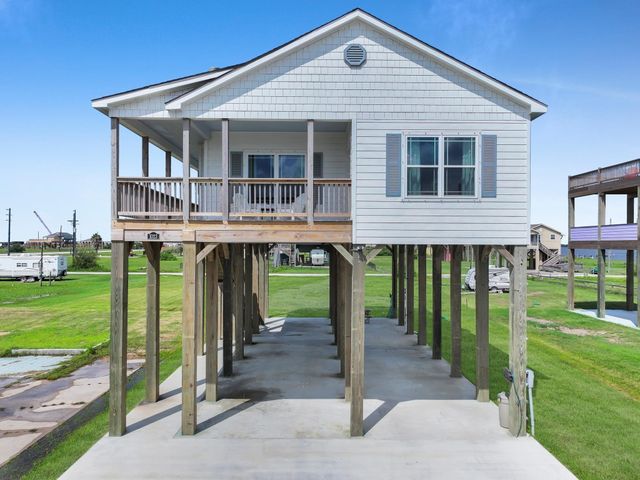 1023 N Bay Street, Gilchrist, TX 77617