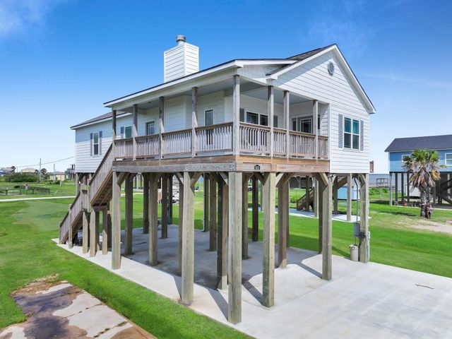 1023 N Bay Street, Gilchrist, TX 77617