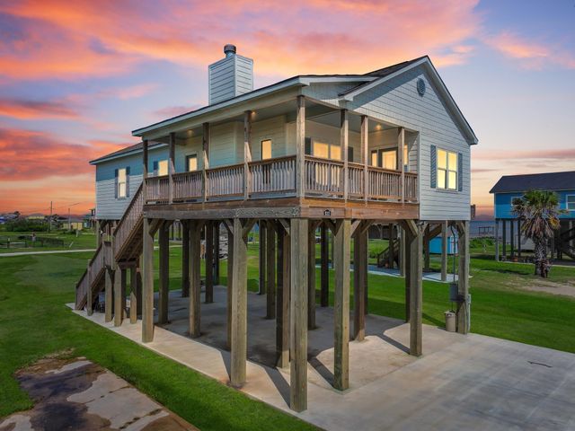 1023 N Bay Street, Gilchrist, TX 77617