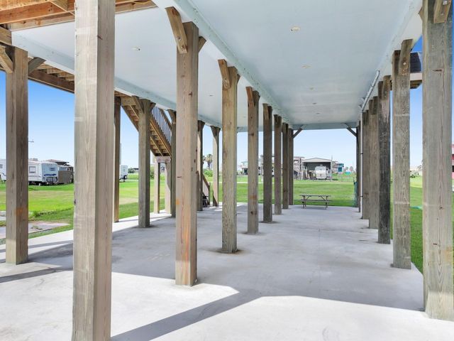 1023 N Bay Street, Gilchrist, TX 77617