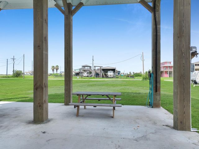 1023 N Bay Street, Gilchrist, TX 77617