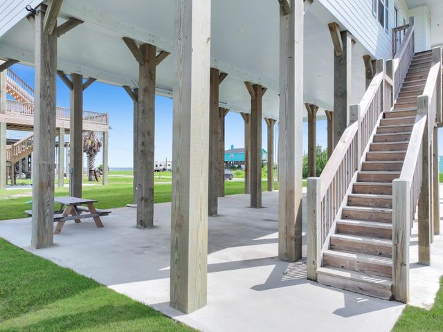 1023 N Bay Street, Gilchrist, TX 77617