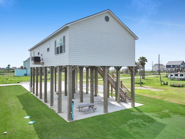 1023 N Bay Street, Gilchrist, TX 77617