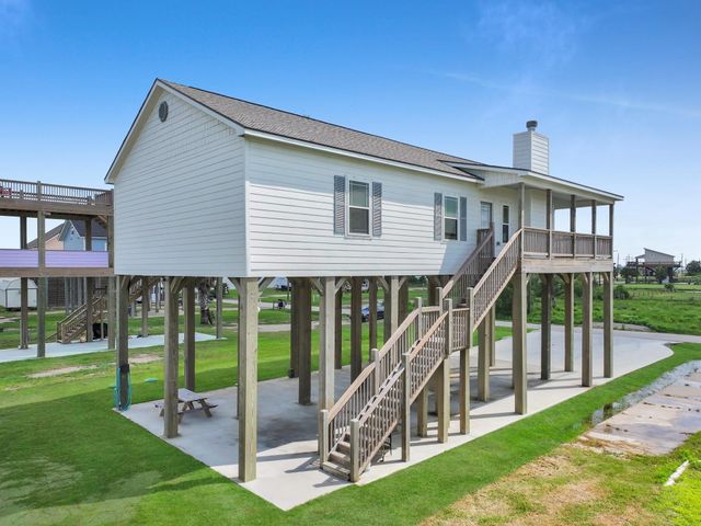 1023 N Bay Street, Gilchrist, TX 77617