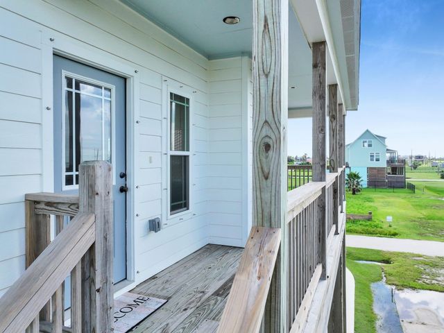 1023 N Bay Street, Gilchrist, TX 77617