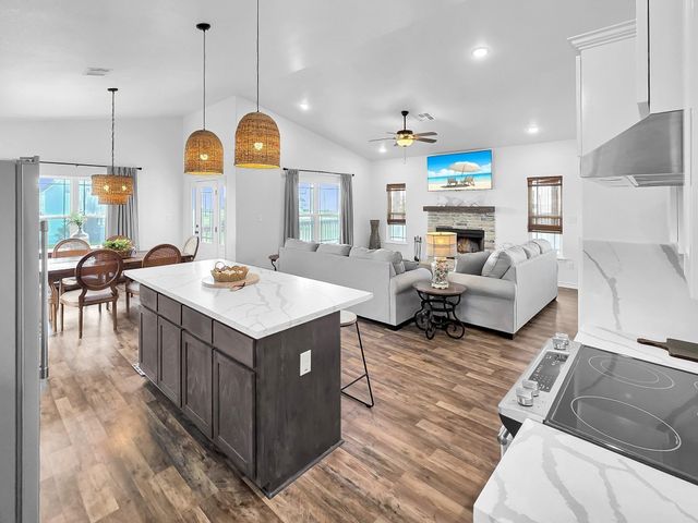 1023 N Bay Street, Gilchrist, TX 77617