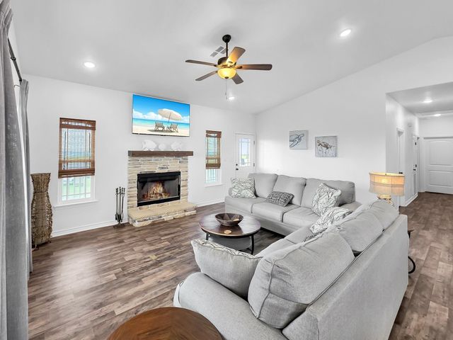 1023 N Bay Street, Gilchrist, TX 77617