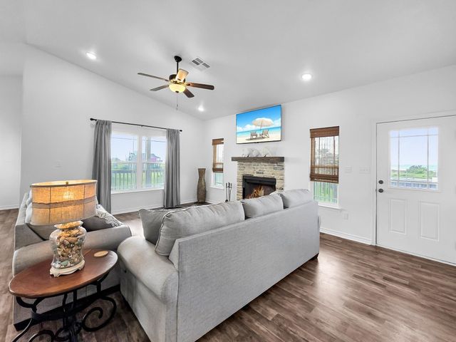 1023 N Bay Street, Gilchrist, TX 77617