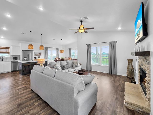 1023 N Bay Street, Gilchrist, TX 77617
