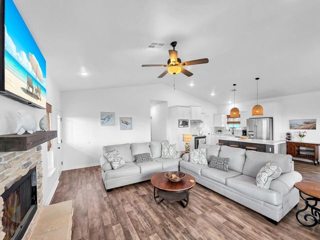 1023 N Bay Street, Gilchrist, TX 77617