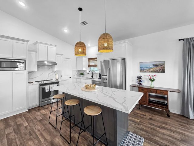 1023 N Bay Street, Gilchrist, TX 77617