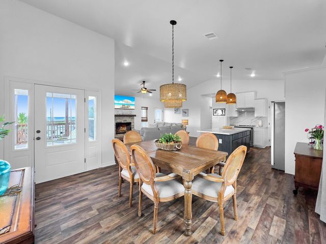 1023 N Bay Street, Gilchrist, TX 77617