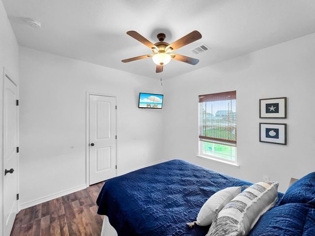 1023 N Bay Street, Gilchrist, TX 77617