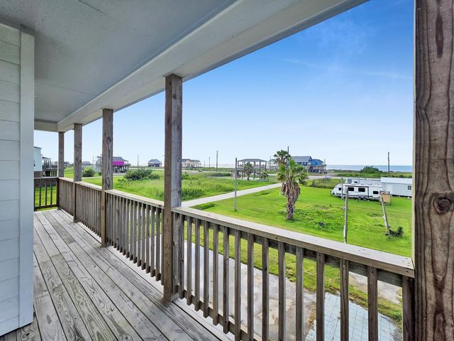 1023 N Bay Street, Gilchrist, TX 77617