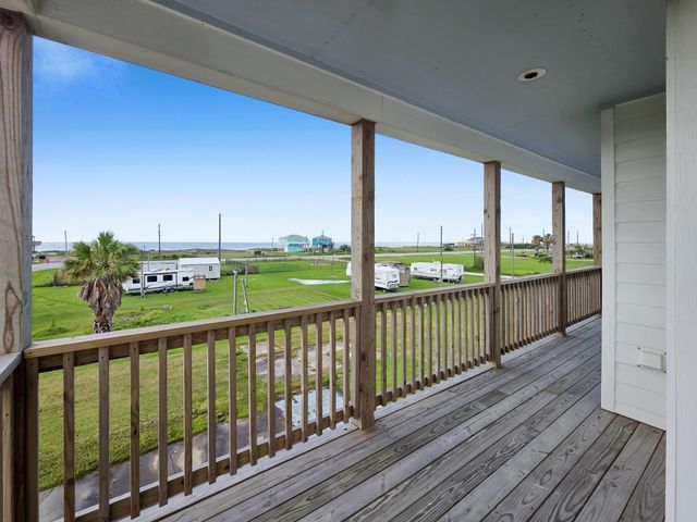 1023 N Bay Street, Gilchrist, TX 77617