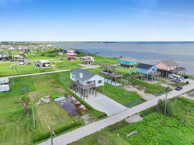 1023 N Bay Street, Gilchrist, TX 77617