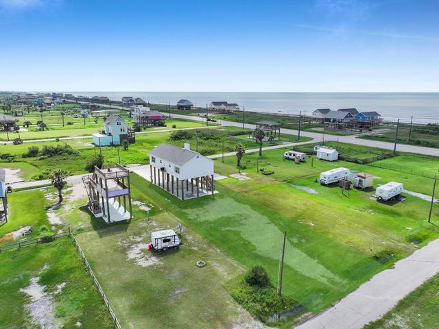 1023 N Bay Street, Gilchrist, TX 77617