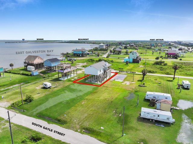 1023 N Bay Street, Gilchrist, TX 77617