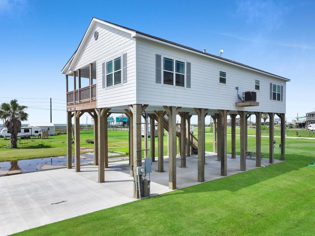 1023 N Bay Street, Gilchrist, TX 77617