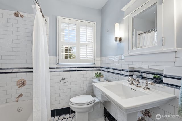1560 28th Avenue W, Seattle, WA 98199