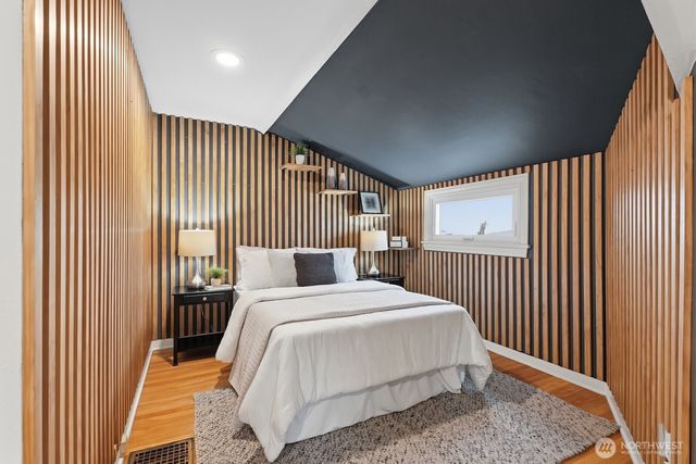 1560 28th Avenue W, Seattle, WA 98199