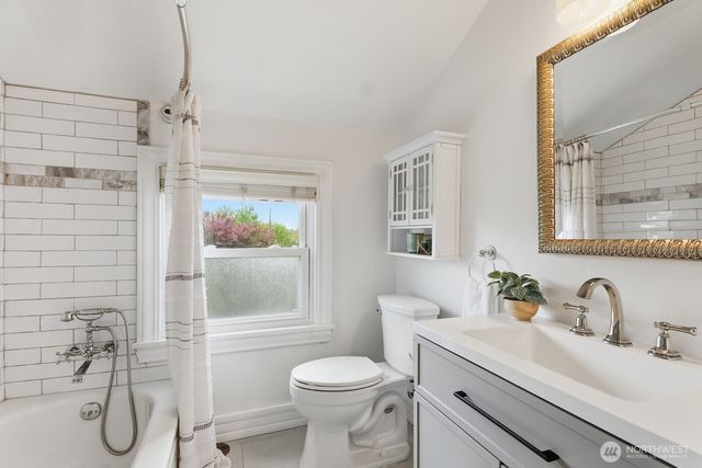 1560 28th Avenue W, Seattle, WA 98199