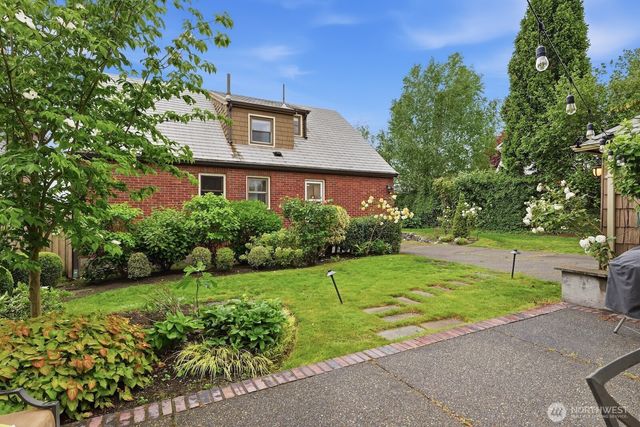 1560 28th Avenue W, Seattle, WA 98199