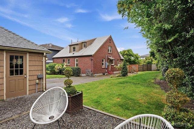 1560 28th Avenue W, Seattle, WA 98199