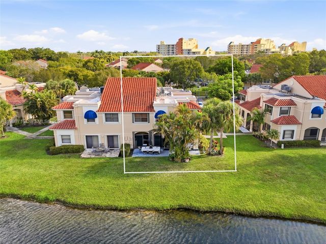 567 Racquet Club Road 18, Weston, FL 33326