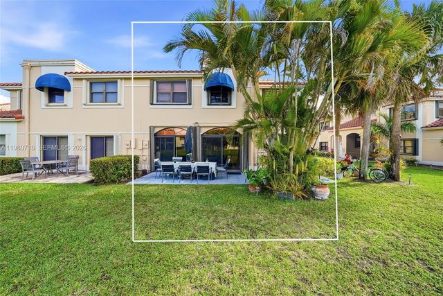 567 Racquet Club Road 18, Weston, FL 33326