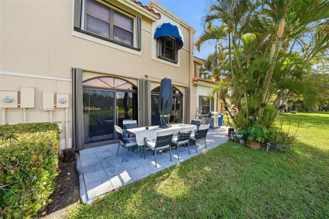 567 Racquet Club Road 18, Weston, FL 33326
