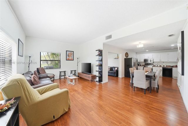 567 Racquet Club Road 18, Weston, FL 33326