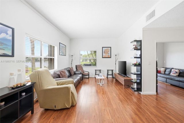567 Racquet Club Road 18, Weston, FL 33326