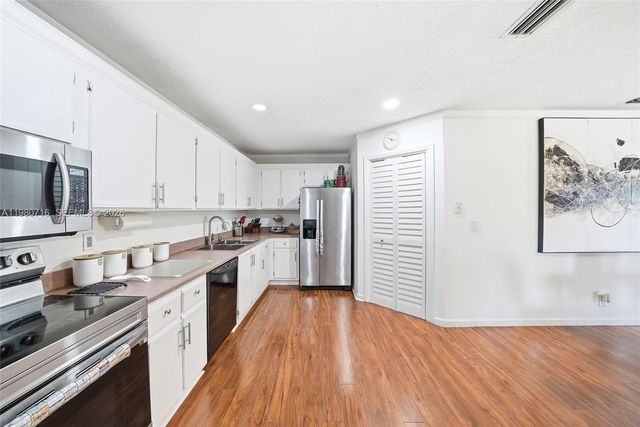 567 Racquet Club Road 18, Weston, FL 33326