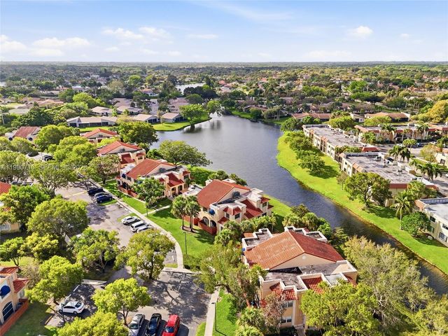 567 Racquet Club Road 18, Weston, FL 33326