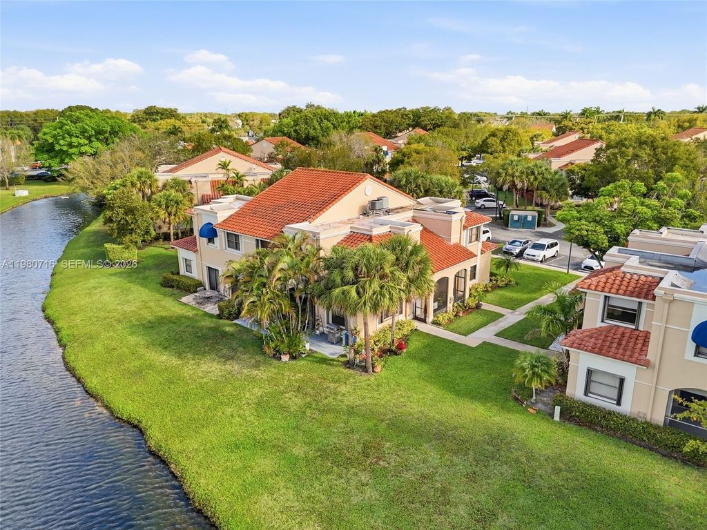 567 Racquet Club Road 18, Weston, FL 33326