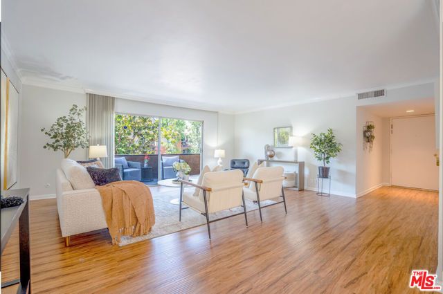 818 S Lucerne Boulevard 205, Los Angeles, CA 90005