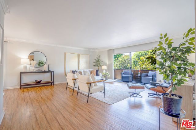 818 S Lucerne Boulevard 205, Los Angeles, CA 90005