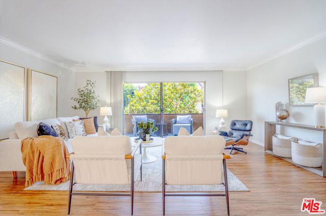 818 S Lucerne Boulevard 205, Los Angeles, CA 90005