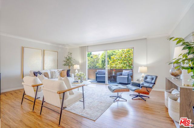 818 S Lucerne Boulevard 205, Los Angeles, CA 90005