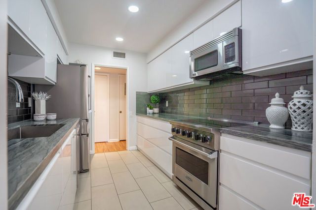 818 S Lucerne Boulevard 205, Los Angeles, CA 90005