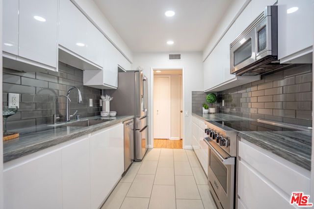 818 S Lucerne Boulevard 205, Los Angeles, CA 90005