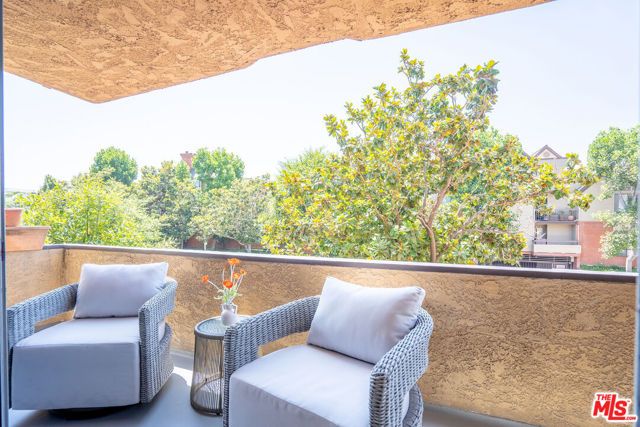 818 S Lucerne Boulevard 205, Los Angeles, CA 90005