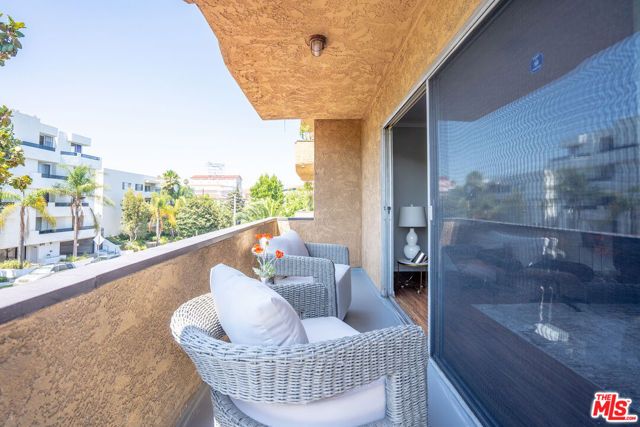 818 S Lucerne Boulevard 205, Los Angeles, CA 90005