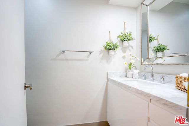 818 S Lucerne Boulevard 205, Los Angeles, CA 90005