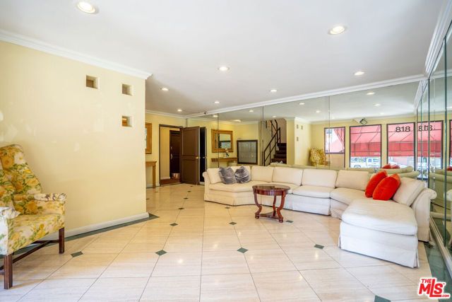 818 S Lucerne Boulevard 205, Los Angeles, CA 90005