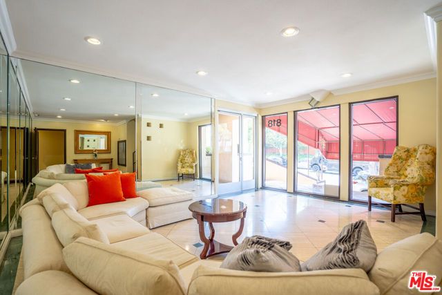 818 S Lucerne Boulevard 205, Los Angeles, CA 90005